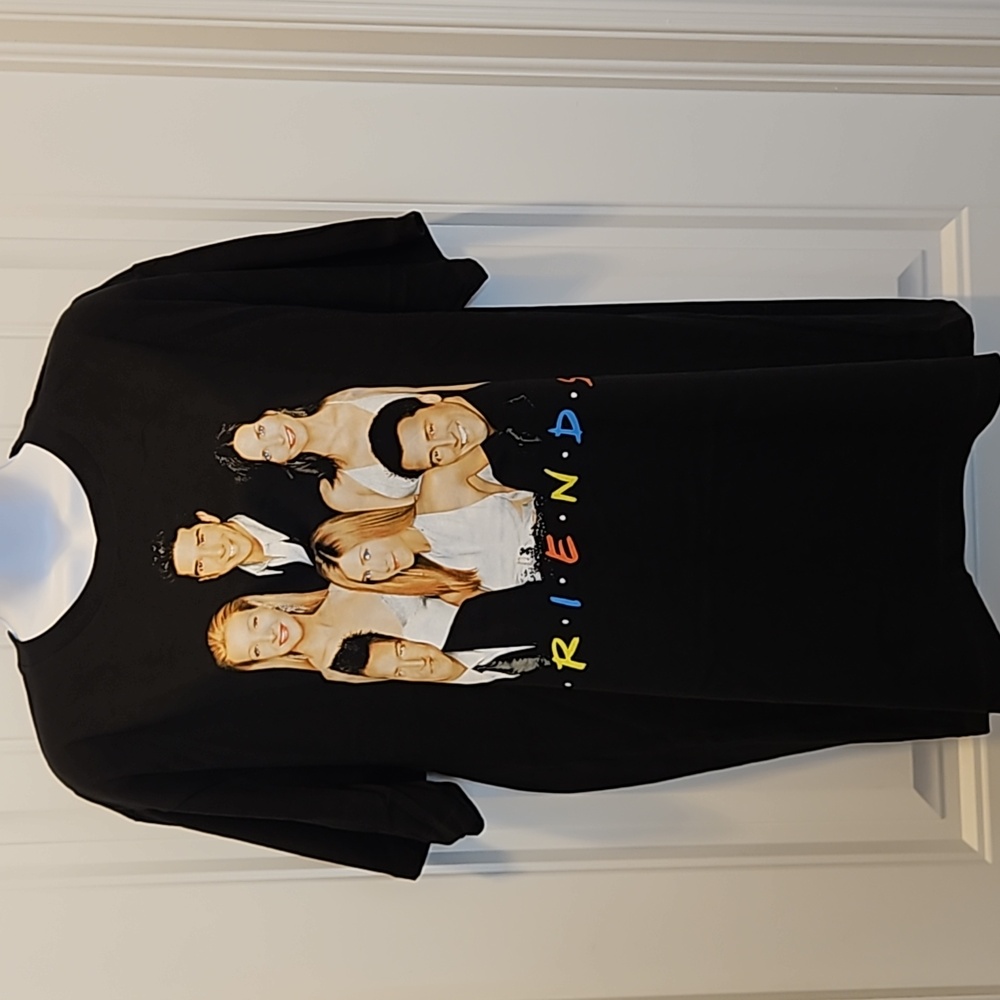 *NWOT* Friends Graphic T-shirt
